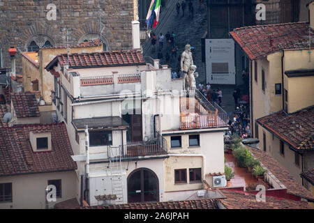 Kopie der Renaissance Skulptur David von Michelangelo und Ercole e Caco (Herkules und Cacus) Statue vor dem Palazzo Vecchio auf der Piazza della Signoria. Stockfoto