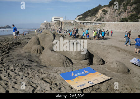 San Francisco, USA. 26 Okt, 2019. Foto am Okt. 26, 2019 zeigt eine Sandcastle durch Wettbewerber während einer sandcastle Wettbewerb in San Francisco, USA. Die jährlichen Sprung Sandcastle Classic bringt Tausende von Menschen in San Francisco Ocean Beach jedes Jahr super zu mittelständischen Sand Skulpturen. Credit: Li Jianguo/Xinhua/Alamy leben Nachrichten Stockfoto