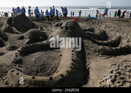 San Francisco, USA. 26 Okt, 2019. Foto am Okt. 26, 2019 zeigt Sandburgen durch Wettbewerber während einer sandcastle Wettbewerb in San Francisco, USA. Die jährlichen Sprung Sandcastle Classic bringt Tausende von Menschen in San Francisco Ocean Beach jedes Jahr super zu mittelständischen Sand Skulpturen. Credit: Li Jianguo/Xinhua/Alamy leben Nachrichten Stockfoto