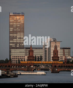 17 Juli 2019, Berlin: Vor den "treptowers" Gebäudekomplex, der Oberbaumbrücke überquert die Spree und verbindet die beiden Stadtteile Kreuzberg und Friedrichshain. Foto: Paul Zinken/dpa Stockfoto