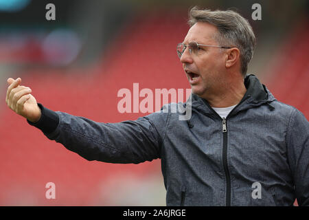 27. Oktober 2019, Bayern, Nürnberg: Fussball: 2. Bundesliga, 1.FC Nürnberg - Jahn Regensburg, 11. Spieltag in Max Morlock Stadion. Nürnberg Trainer Damir Canadi Gesten auf der Seitenlinie. Foto: Daniel Karmann/dpa - WICHTIGER HINWEIS: In Übereinstimmung mit den Anforderungen der DFL Deutsche Fußball Liga oder der DFB Deutscher Fußball-Bund ist es untersagt, zu verwenden oder verwendet Fotos im Stadion und/oder das Spiel in Form von Bildern und/oder Videos - wie Foto Sequenzen getroffen haben. Stockfoto