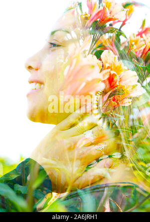 Double Exposure Profil Porträt einer jungen, lächelnd die natürliche Schönheit mit schönen roten und gelben Blumen und grüne Blätter kombiniert Stockfoto