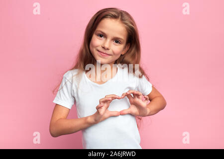 Portrait der junge lächelnde schöne blonde Mädchen Herz, mit Palmen. nach oben Porträt schließen, isolierte rosa Hintergrund, Körpersprache. Reaktion, Liebe, p Stockfoto