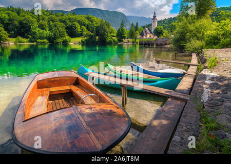 Schöne reisen und touristische Lage. Bunte Kanus und Boote auf dem See Bohinj, Slowenien, Europa Stockfoto