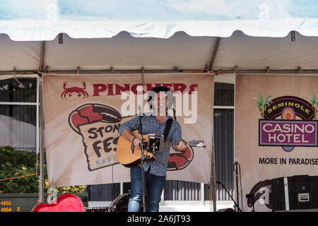 Naples, Florida, USA - Oktober 26, 2019: Sänger Matty Jollie führt am Neapel traditionelle Stone Crab Festival von Tin City. Redaktionelle Verwendung. Stockfoto