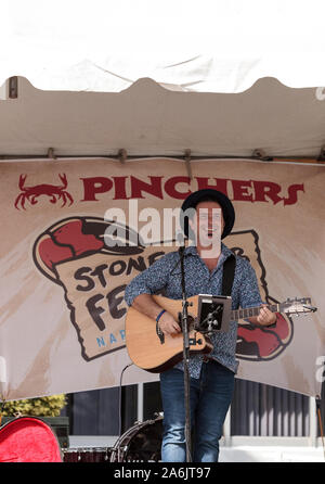 Naples, Florida, USA - Oktober 26, 2019: Sänger Matty Jollie führt am Neapel traditionelle Stone Crab Festival von Tin City. Redaktionelle Verwendung. Stockfoto