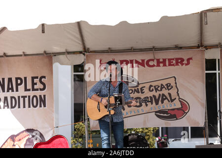 Naples, Florida, USA - Oktober 26, 2019: Sänger Matty Jollie führt am Neapel traditionelle Stone Crab Festival von Tin City. Redaktionelle Verwendung. Stockfoto