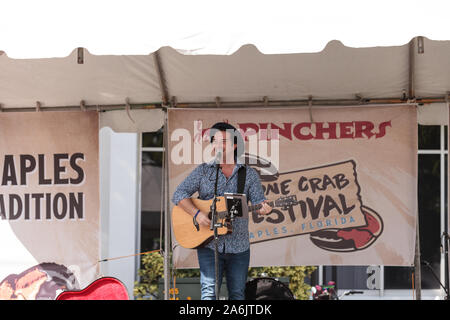 Naples, Florida, USA - Oktober 26, 2019: Sänger Matty Jollie führt am Neapel traditionelle Stone Crab Festival von Tin City. Redaktionelle Verwendung. Stockfoto