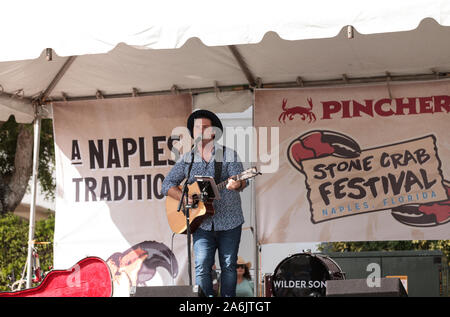 Naples, Florida, USA - Oktober 26, 2019: Sänger Matty Jollie führt am Neapel traditionelle Stone Crab Festival von Tin City. Redaktionelle Verwendung. Stockfoto