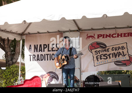 Naples, Florida, USA - Oktober 26, 2019: Sänger Matty Jollie führt am Neapel traditionelle Stone Crab Festival von Tin City. Redaktionelle Verwendung. Stockfoto