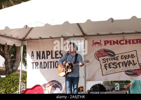 Naples, Florida, USA - Oktober 26, 2019: Sänger Matty Jollie führt am Neapel traditionelle Stone Crab Festival von Tin City. Redaktionelle Verwendung. Stockfoto