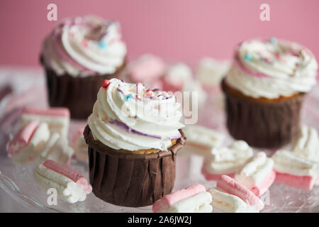 Lecker cupcakess für eine Party, Veranstaltung vorbereitet, isolierte rosa Hintergrund, drei cipcakes Für den süßen Zahn Stockfoto