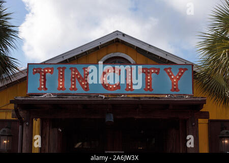 Naples, Florida, USA - 26. Oktober 2019: Die Glühbirne Zeichen für Tin City in Naples, Florida Stockfoto