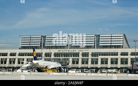 16. September 2019, Baden-Wuerttemberg, Stuttgart: ein Lufthansa Flugzeuge steht an einem Gate am Flughafen Stuttgart 'Manfred Rommel". Foto: Jan Woitas/dpa-Zentralbild/dpa Stockfoto