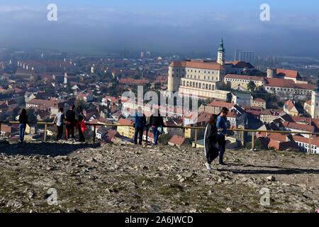 Mikulov, Tschechische Republik. 27 Okt, 2019. Sunrise mit Invertierung. Wanderer, die diese atemberaubend schöne Landschaft in Mikulov Stadt beobachtet wird. Altstadt und Schloss Mikulov, Südmähren, Tschechische Republik, Europa. Die Stadt Mikulov ist Teil der historischen Region Mähren, direkt an der Grenze zu Niederösterreich. Mikulov liegt zwischen dem Pavlovske vrchy hügeligen Gegend und dem Rand des Mikulov Hochland, Stretching bis zur Thaya und die drei Nove Mlyny Stauseen gelegen. Credit: Slavek Ruta/ZUMA Draht/Alamy leben Nachrichten Stockfoto