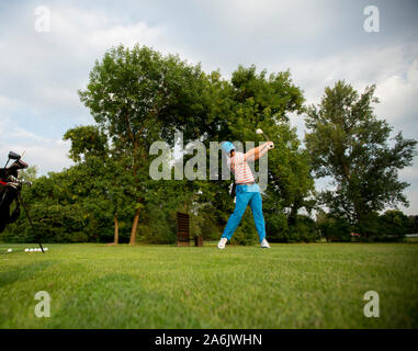 Junge Menschen spielen auf dem Golfplatz Stockfoto