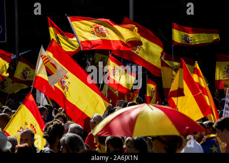 Barcelona, Katalonien, Spanien. 27 Okt, 2019. Spanische Flaggen sind während einer Unionistischen Protest in Barcelona gesehen. Tausende pro-unionistischen Demonstranten in Barcelona gegen den katalanischen Unabhängigkeit marschierten während eines Protestes durch zivile Societat Catalana Organisation genannt. Credit: Jordi Boixareu/ZUMA Draht/Alamy leben Nachrichten Stockfoto