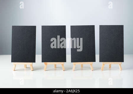 Vier leere Tafel mit Staffelei auf weißem und grauem Hintergrund. Mockup für die Anzeige von Design Template Stockfoto