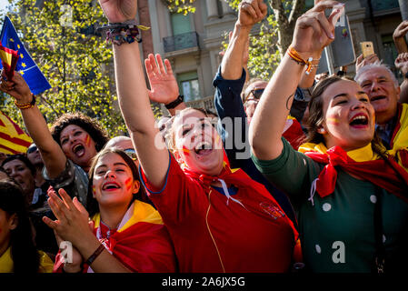 Barcelona, Spanien. 27 Okt, 2019. Protesters shout Slogans während einer Unionistischen März in Barcelona. Tausende pro-unionistischen Demonstranten in Barcelona gegen den katalanischen Unabhängigkeit marschierten während eines Protestes durch zivile Societat Catalana Organisation genannt. Credit: Jordi Boixareu/Alamy leben Nachrichten Stockfoto