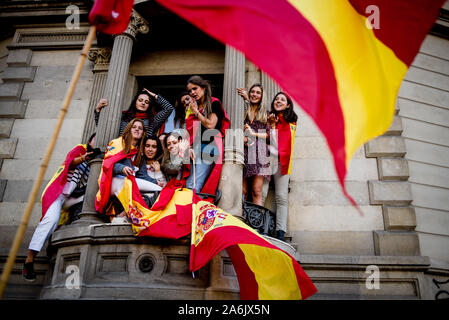 Barcelona, Spanien. 27 Okt, 2019. Eine Gruppe von Mädchen sind auf einem Balkon mit spanische Flaggen während einer Unionistischen März in Barcelona. Tausende pro-unionistischen Demonstranten in Barcelona gegen den katalanischen Unabhängigkeit marschierten während eines Protestes durch zivile Societat Catalana Organisation genannt. Credit: Jordi Boixareu/Alamy leben Nachrichten Stockfoto