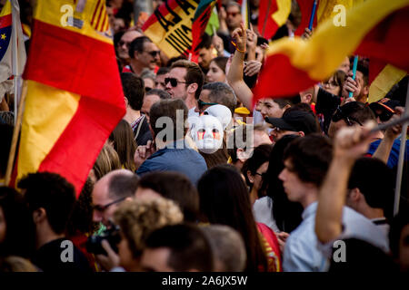 Barcelona, Spanien. 27 Okt, 2019. Eine Maske mit dem Katalanischen und dem Spanischen Flaggen während einer Unionistischen März in Barcelona gemalt. Tausende pro-unionistischen Demonstranten in Barcelona gegen den katalanischen Unabhängigkeit marschierten während eines Protestes durch zivile Societat Catalana Organisation genannt. Credit: Jordi Boixareu/Alamy leben Nachrichten Stockfoto