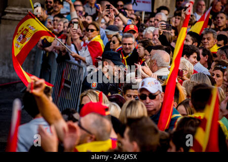 Barcelona, Spanien. 27 Okt, 2019. Die Teilnahme an einem gewerkschafter protestieren gratulieren und begrüße ich eine spanische Polizisten der Policia Nacional. Tausende pro-unionistischen Demonstranten in Barcelona gegen den katalanischen Unabhängigkeit marschierten während eines Protestes durch zivile Societat Catalana Organisation genannt. Credit: Jordi Boixareu/Alamy leben Nachrichten Stockfoto