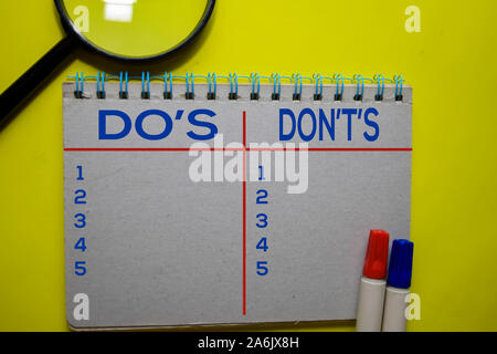 Sie's oder nicht auf die Bücher mit gelbem Hintergrund Stockfoto