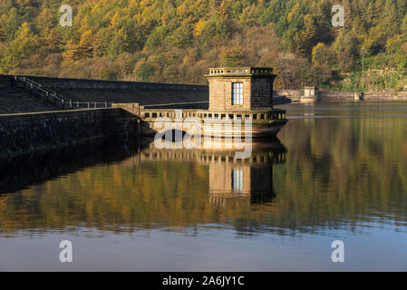 Ladybower Reservoir in den Peak District, Derbyshire, England. Einen sonnigen Herbstmorgen. Stockfoto