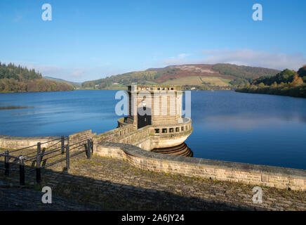 Ladybower Reservoir in den Peak District, Derbyshire, England. Einen sonnigen Herbstmorgen. Stockfoto