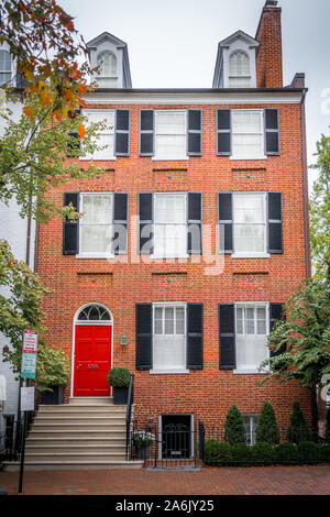 Georgianischen Kolonialstil, mehrstöckiges Luxus Haus mit Dachfenster und roten Backsteinfassade in Georgetown, Washington DC, USA Stockfoto