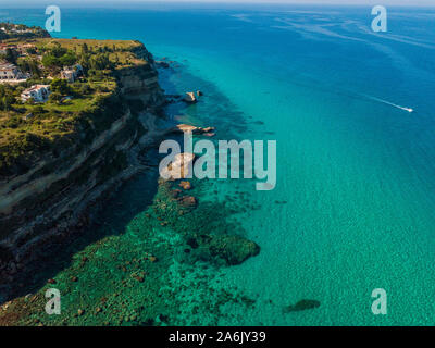 Luftaufnahme der Kalabrischen Küste, Felsen mit Blick auf das kristallklare Meer und die luxuriösen Villen. Die Lokalität der Bivona südlich von Tropea. Kalabrien. Italien Stockfoto