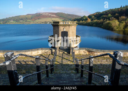 Ladybower Reservoir in den Peak District, Derbyshire, England. Einen sonnigen Herbstmorgen. Stockfoto