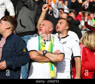 Swansea, Großbritannien. 27 Okt, 2019. Englische Fußball-Liga Meisterschaft, Swansea City gegen Cardiff City; Swansea City Cardiff City Fans verspotten Fans nach dem Spiel - Streng redaktionelle Verwendung. Keine Verwendung mit nicht autorisierten Audio-, Video-, Daten-, Spielpläne, Verein/liga Logos oder "live" Dienstleistungen. On-line-in-Match mit 120 Bildern beschränkt, kein Video-Emulation. Keine Verwendung in Wetten, Spiele oder einzelne Verein/Liga/player Publikationen Quelle: Aktion plus Sport/Alamy leben Nachrichten Stockfoto