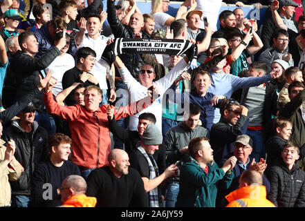 Swansea, Großbritannien. 27 Okt, 2019. Englische Fußball-Liga Meisterschaft, Swansea City gegen Cardiff City; Swansea City Fans feiern - Streng redaktionelle Verwendung. Keine Verwendung mit nicht autorisierten Audio-, Video-, Daten-, Spielpläne, Verein/liga Logos oder "live" Dienstleistungen. On-line-in-Match mit 120 Bildern beschränkt, kein Video-Emulation. Keine Verwendung in Wetten, Spiele oder einzelne Verein/Liga/player Publikationen Quelle: Aktion plus Sport/Alamy leben Nachrichten Stockfoto