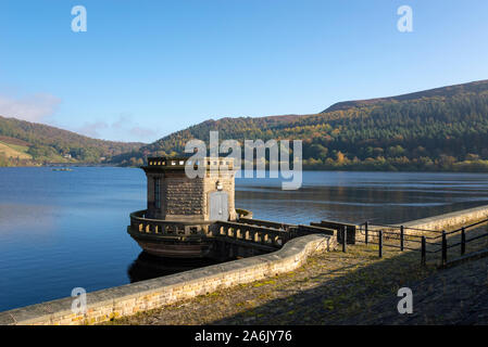 Ladybower Reservoir in den Peak District, Derbyshire, England. Einen sonnigen Herbstmorgen. Stockfoto