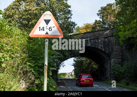 Schild Warnung vor einer Brücke mit einer Höhe begrenzen, Hathersage, Derbyshire, England, Großbritannien Stockfoto