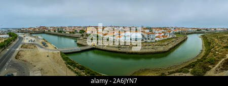 Antenne Panoramablick auf Fischerdorf von Peniche an der portugiesischen Küste mit ehemaligen Gefängnis Festung Stockfoto