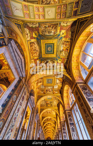 Decke im Inneren der Eremitage Museum Komplex, St. Petersburg, Russland, Europa Stockfoto