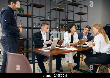Junge brünette Frau, Abschluss der Sitzung, Nahaufnahme, Seite, Ansicht Foto. Stockfoto