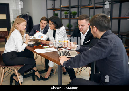 Junge tolle Leute Vorbereitung auf die Präsentation Projekt Mitarbeiter, Studenten finanzielle Lektion Stockfoto