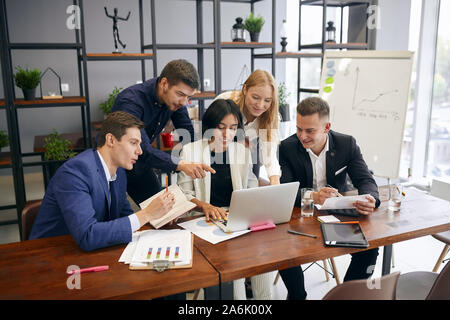 Freundliche Geschäft Leute arbeiten mit Laptop, die Vorbereitung auf die Konferenz im Büro mit moderner Inneneinrichtung. Bis schließen Foto Stockfoto