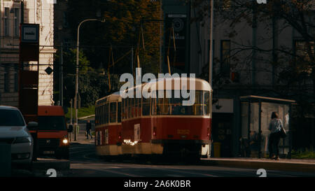 Prag, 27. Oktober - 2019. Namesti Vrsovive in Prag im Herbst Nachmittag mit Straßenbahn vorbei Stockfoto