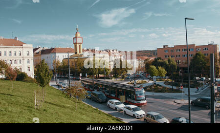 Prag, 27. Oktober - 2019. Namesti Vrsovive in Prag im Herbst Tag mit Straßenbahn vorbei Stockfoto