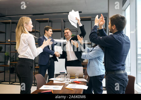 Happy business Menschen die Hände schütteln, haben einen erfolgreich abgeschlossenen Abkommen unterzeichnet. Teamwork Konzept. machen einen Deal, Boss holding Dokument in der Hand, mit Stockfoto