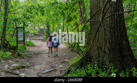 Mutter mit rosa Pullover und jugendlich Tochter hinunter Pfad in Great Falls National Park, Virginia Stockfoto