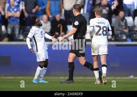 Swansea, Großbritannien. 27. Oktober 2019. Nathan Dyer von Swansea City Streitigkeiten Entscheidung des Schiedsrichters während der Sky Bet Championship Match zwischen Swansea City und Cardiff City in der Liberty Stadium, Swansea am Sonntag, den 27. Oktober 2019. (Credit: Jeff Thomas | MI Nachrichten) das Fotografieren dürfen nur für Zeitung und/oder Zeitschrift redaktionelle Zwecke verwendet werden, eine Lizenz für die gewerbliche Nutzung Kreditkarte erforderlich: MI Nachrichten & Sport/Alamy leben Nachrichten Stockfoto