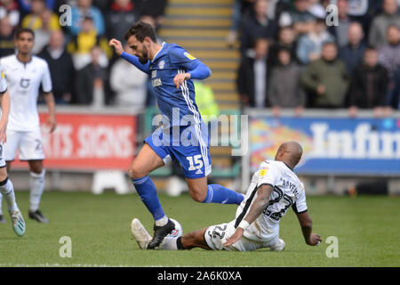 Swansea, Großbritannien. 27. Oktober 2019. Marlon Pack von Cardiff City und Andre Ayew von Swansea City während der Sky Bet Championship Match zwischen Swansea City und Cardiff City in der Liberty Stadium, Swansea am Sonntag, den 27. Oktober 2019. (Credit: Jeff Thomas | MI Nachrichten) das Fotografieren dürfen nur für Zeitung und/oder Zeitschrift redaktionelle Zwecke verwendet werden, eine Lizenz für die gewerbliche Nutzung Kreditkarte erforderlich: MI Nachrichten & Sport/Alamy leben Nachrichten Stockfoto