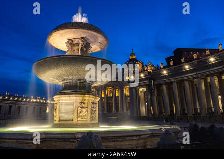 Nacht von Maderno Brunnen und der Basilika von St. Peter im Hintergrund während der blauen Stunde. Lange Belichtung Foto von Maderno Brunnen im Vatikan Stockfoto