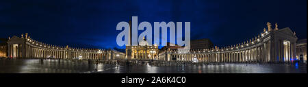 Nacht Panorama von Vatikan Stadt. Kolonnaden des Bernini, Maderno Brunnen und der Basilika von St. Peter in der Nacht während der blauen Stunde. Stockfoto