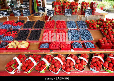 Frische Heidelbeeren, Himbeeren, Brombeeren und Erdbeeren, die auf einem Markt im Freien angezeigt Abschaltdruck Stockfoto